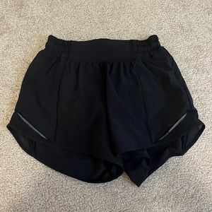 Lululemon athletic black 4” size 2 hotty hots